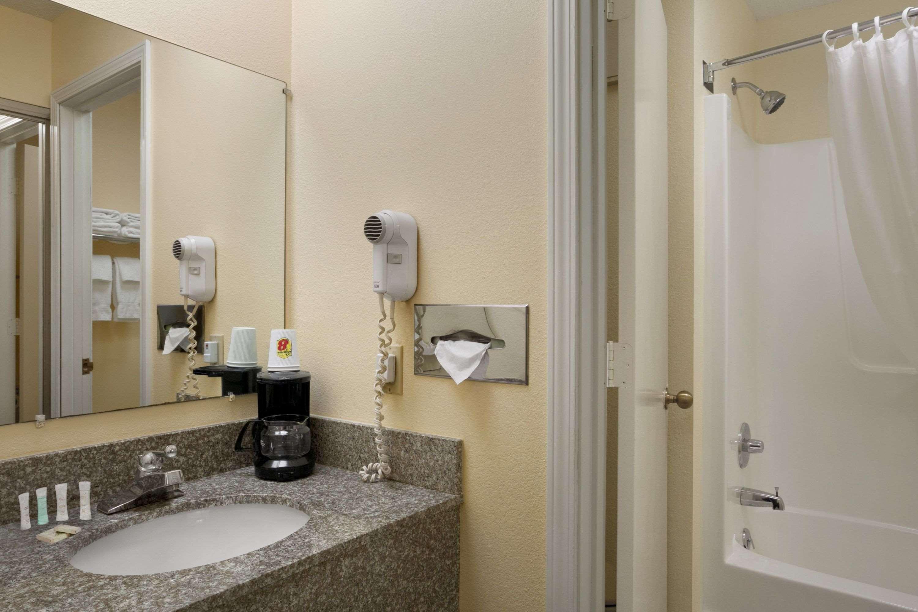 Super 8 By Wyndham Columbia City Exterior photo