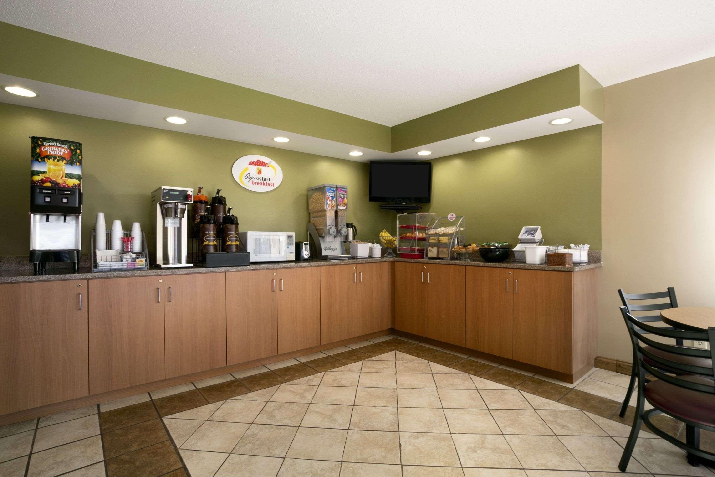 Super 8 By Wyndham Columbia City Exterior photo